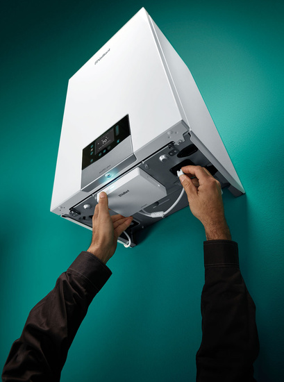 Balení Vaillant ecoTEC Plus VC 15CS/1-5 + nádrž VIH R 120/6B + ovladač VRC 720 sensoCOMFORT + připojovací sada + SPS přes stěnu nebo střechu 0010043628